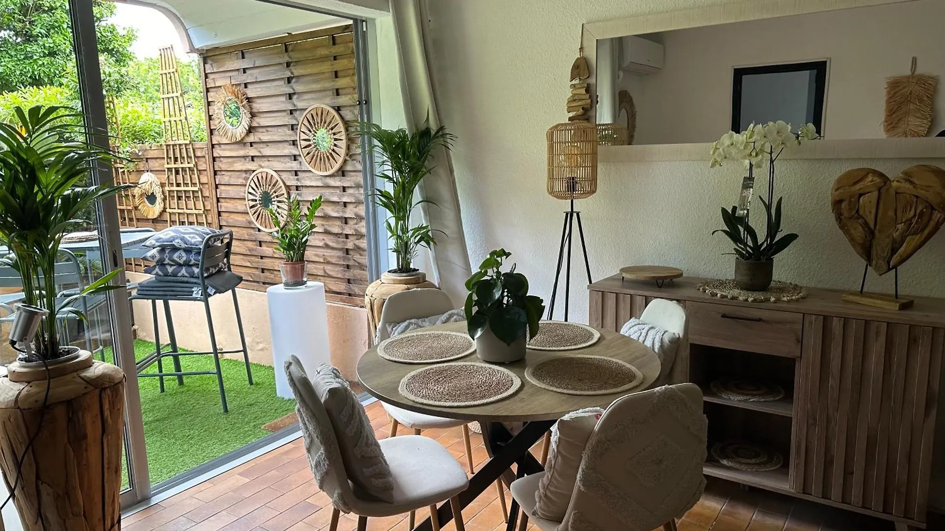 アパート Saint Tropez Centre Parking Et Jardin Prive Inclusアパートメント